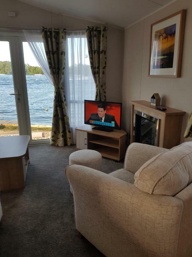 Dees Hot Tub Breaks At Tattershall Lakes Jet Ski 4 Экстерьер фото