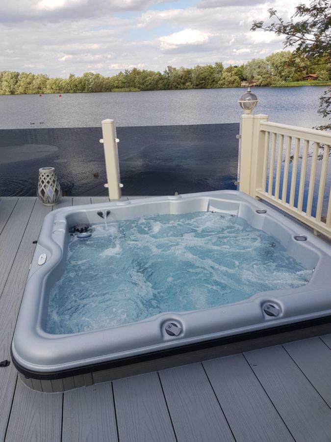 Dees Hot Tub Breaks At Tattershall Lakes Jet Ski 4 Экстерьер фото