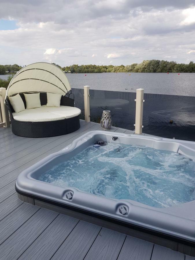 Dees Hot Tub Breaks At Tattershall Lakes Jet Ski 4 Экстерьер фото